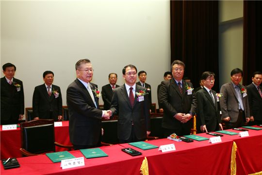 협약서에 사인한 뒤 악수하고 있는 허준영 코레일 사장(앞줄 맨왼쪽)과 협력사 대표.