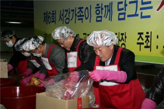 박홍섭 마포구청장과 이종욱 서강대 총장이 서강대 교수,학생, 자원봉사자들과 함께 김장을 담그고 있다.