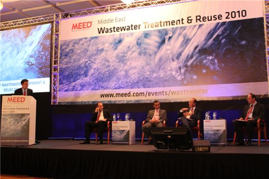 최경 삼성엔지니어링 상무(오른쪽에서 두번째)가 지난달 29일 UAE 아부다비에서 열린 미드(MEED)지 주최 ‘수처리 및 재활용 컨퍼런스’에 참가해 발표 하고 있다.
