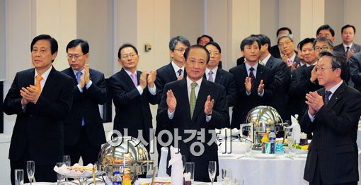 [포토] 5주년 축하 박수치는 김승유 회장