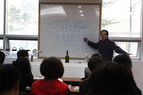 이석준 교장(앞에 선 안경 낀 사람)이 전통주 만들기에 대한 강의를 하고 있다.