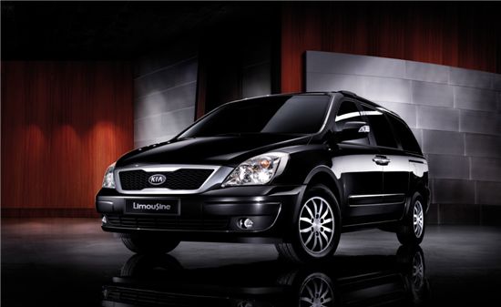 기아차가 가솔린 람다 엔진을 장착한 2011년형 카니발을 출시했다.