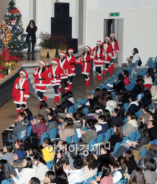 [포토]이대에 나타난 미녀 산타들!