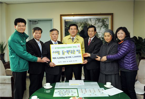 유덕열 동대문구청장(오른쪽 네번째)가 동서울농협으로 부터 쌀을 기증받았다.