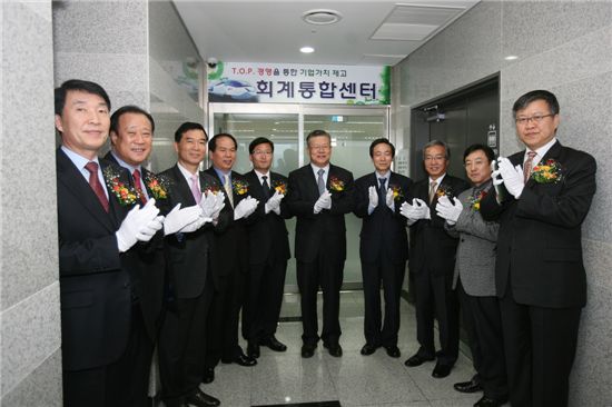 허준영 코레일 사장(한 가운데) 등이 회계통합센터 현판식을 갖고 축하박수를 치고 있다.