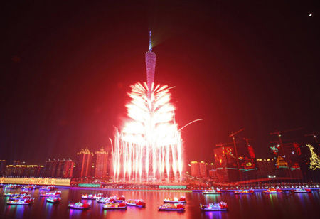 광저우 아시안게임 개막식, 세계에서 두 번째로 높은 구조물을 배경으로 화려한 불꽃 조명 쇼가 열렸다.