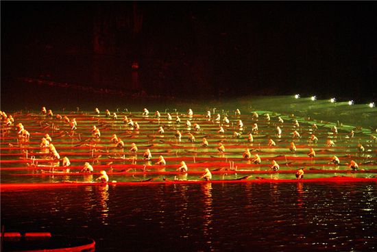 류산지에(劉三姐) 공연, 물 위의 보트에서 이루어지는 수상공연이다. 어둠속에서 빛을 이용하여 극적 효과를 극대화했다.