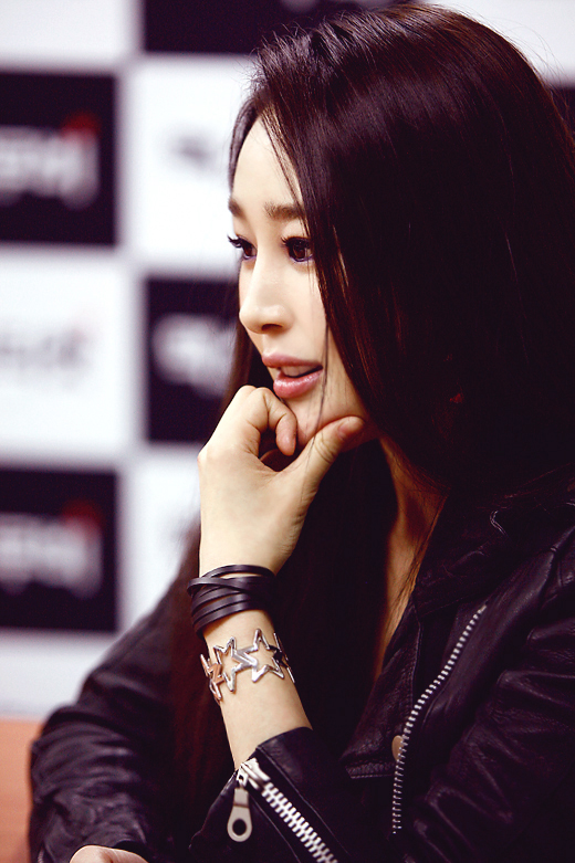 미모 감독 이사강, 레이싱퀸들과 공익광고 만들기 '화제'