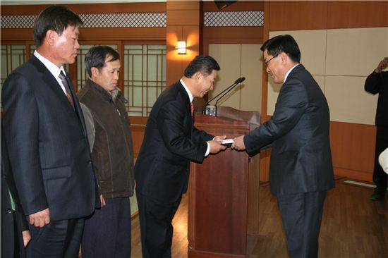 한국공항은 지난 2일 농협강원지역본부로부터 '농촌사랑 1사1촌상'을 수상했다.