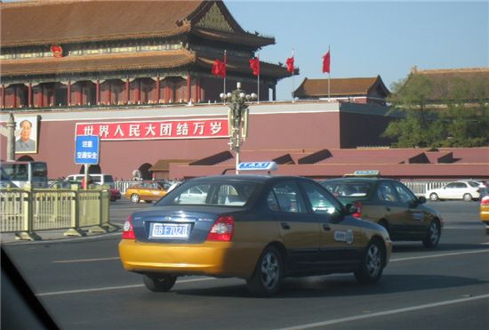 ▲ 현대차는 북경 택시 절반 이상을 차지할 정도로 중국에서 맹활약하고 있다. 사진은 현대차 엘란트라 택시가 천안문 광장앞을 주행하고 있는 모습.