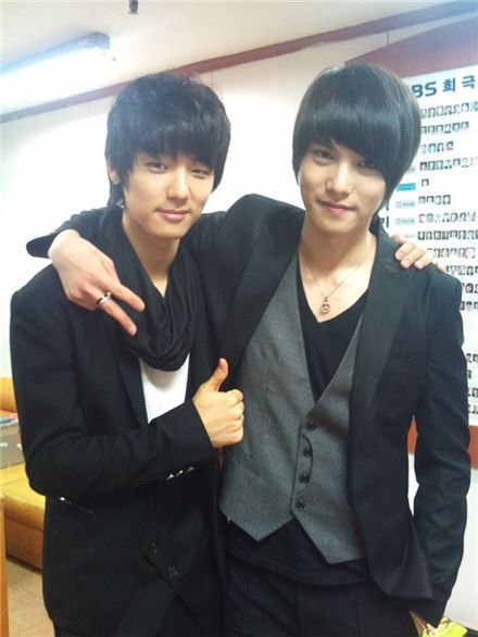 CNBLUE Jonghyun poses with bandmate Minhyuk 