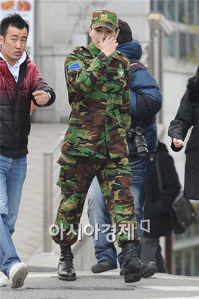 [PHOTO] On Ju-wan steps out of military building