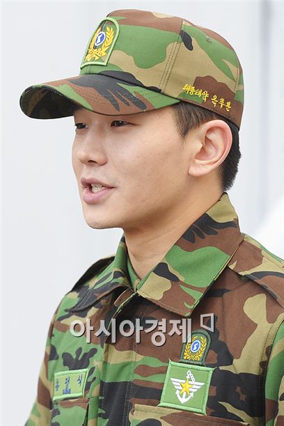 [PHOTO] On Ju-wan talks to media after military discharge