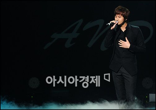 [포토]SS501 허영생 '오랜만의 노래, 감미롭죠?'
