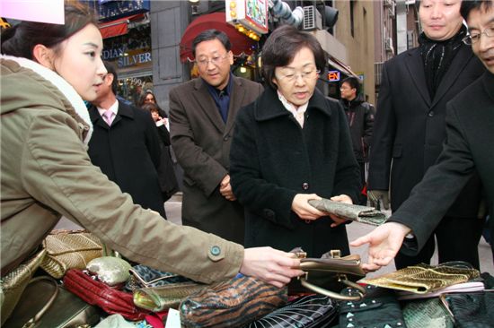 신연희 강남구청장이 핸드백을 구매하고 있다.