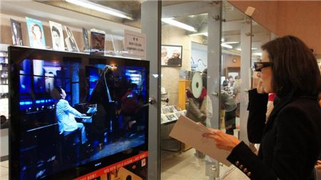 한 관객이 랑랑의 리사이틀 연주를 소니 3D TV로 감상하고 있다.