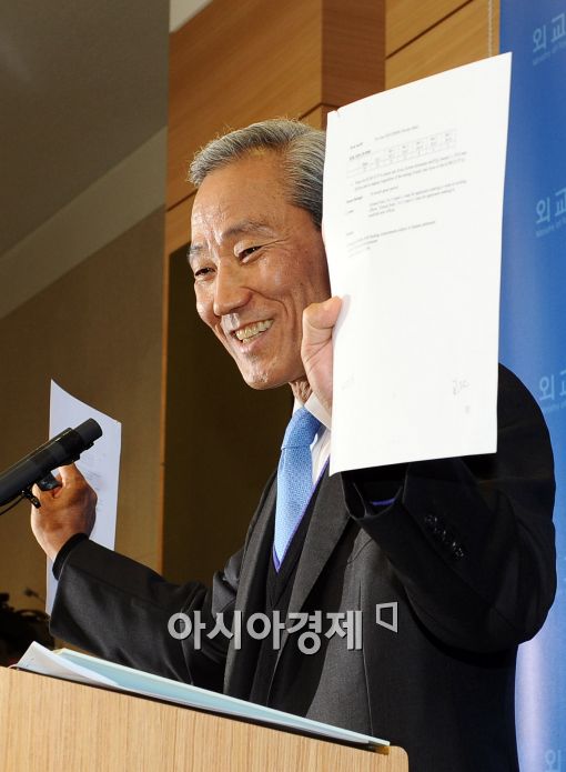 [포토]문건들고 웃는 김종훈 본부장