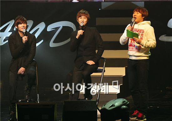From left, SS501 members Kim Kyu-jong and Heo Young-saeng talk to fans at a fan meeting held at Sangmyung University's Sangmyung Art Center in Seoul, South Korea on December 4, 2010. [Park Sung-ki/Asia Economic Daily]