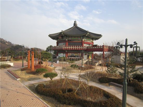 서울 명소 '북악팔각정' 새 단장