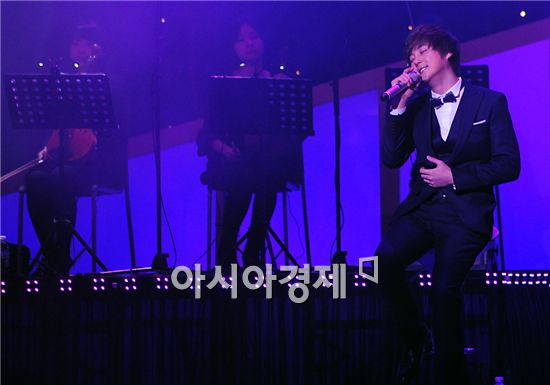 [PHOTO] Shin Hye-sung sings at concert