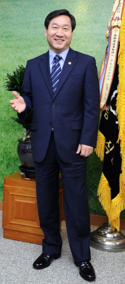 [아시아초대석] 내무행정·의정경험 내공 농업정책 달인으로