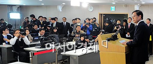 [포토] 대국민 담화문 발표하는 김황식 총리