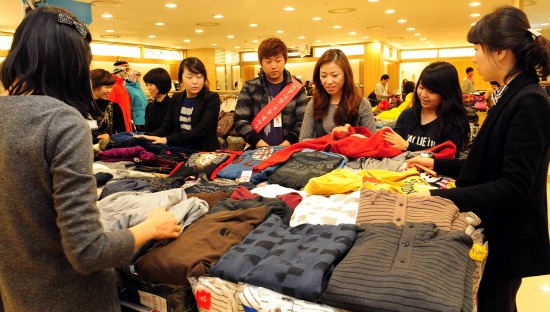 롯데백화점 대점점이 어린이재단 대전지역본부와 함께 사랑의 바자회를 열었다.