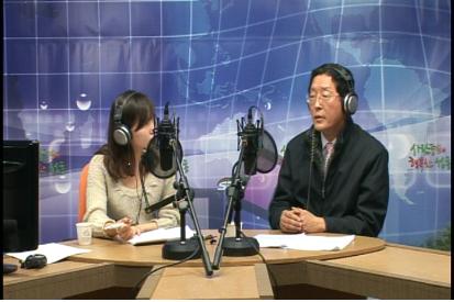 조면구 성동구의회사무국장이 출연해 최시예 성동인터넷방송국 아나운서와 얘기를 나누고 있다.