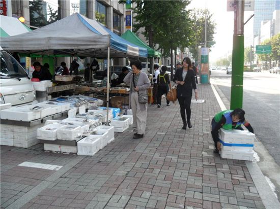 서초구가 주민 보행에 불편을 주는 건축선 후퇴부분에 대한 도로 물건 적치를 정비한다.