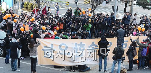 [포토]김동완 소집해제 몰린 수많은 팬들