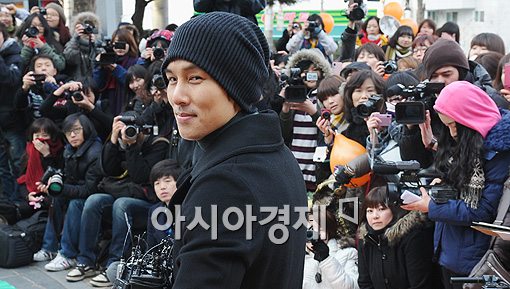 [포토]김동완 '제 인기가 이정도에요'