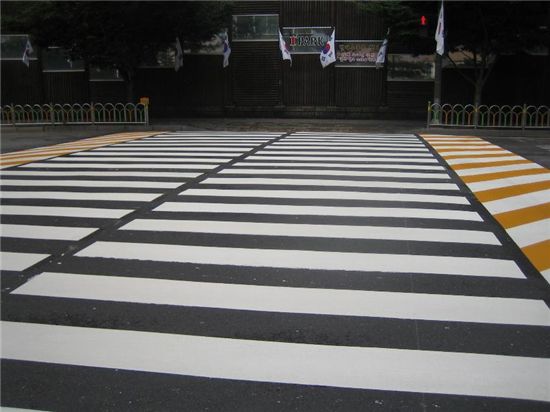 동작구, 횡단보도와 과속방지턱 미끄러지지 않게 포장