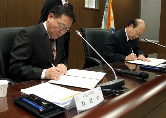 차성수 금천구청장(왼쪽)이 노준형 서울과학기술대 총장과 관학협력을 위한 협약을 맺고 있다.