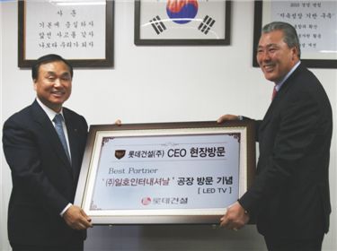 박창규 롯데건설 사장(왼쪽)은 7일 협력사인 일호인터내셔널 현장을 방문해 최종학 사장과 동반성장을 위한 간담회를 진행했다. / 롯데건설