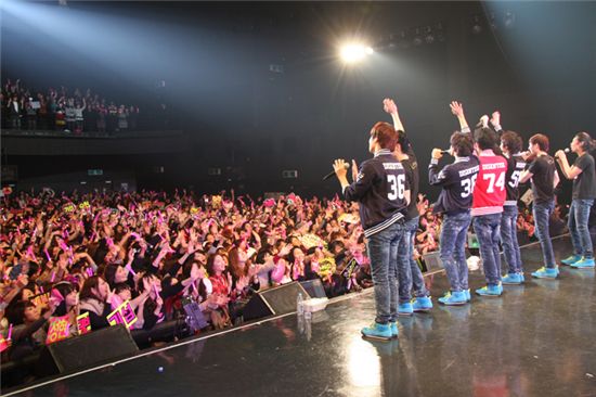 Korean boy band U-Kiss at their concert in Japan's Zepp Osaka on December 6. [NH Media]