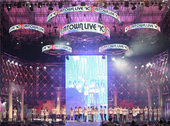 SM artists at "SMTOWN LIVE'10 WORLD TOUR" [SM Entertainment]