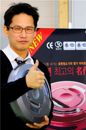 이 회사 글로벌마케팅팀 황정완 팀장이 지난달 열린 중진공 히트상품 페스티벌에서 로봇청소기 마미로봇 보이스를 선보이고 있다.