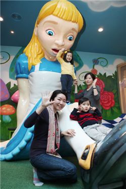 맨발로 뛰고 즐기는 '로티의 키즈토리아'오픈