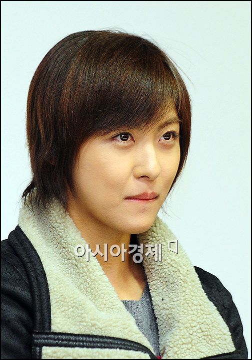 [포토]긴장한 하지원 '뭐라고 대답하지'