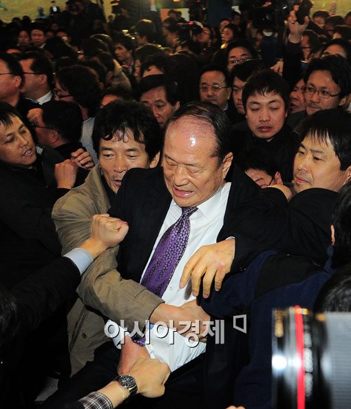 [포토] 끌려나가는 대통령 형님, 이상득 의원