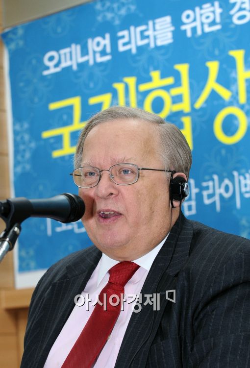 윌리엄 라이백 토론토센터 의장이 8일 오후 서울 중구 초동 아시아미디어타워에서 열린 오피니언 리더들의 국제협상력 제고를 위한 좌담회에서 '새로운 창조를 위한 협상력 강화'를 주제로 토론을 벌이고 있다./이재문기자moon@