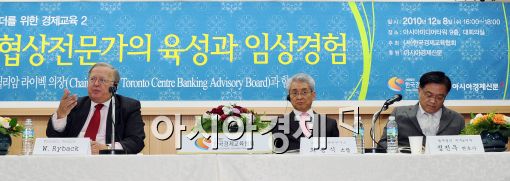 윌리엄라이벡 토론토센터 의장(왼쪽부터), 최용식 21세기경제학연구소장, 정진우 두우&이우 변호사가 좌담회 참석한 패널들이 청중들의 질문에 답하고 있다. 