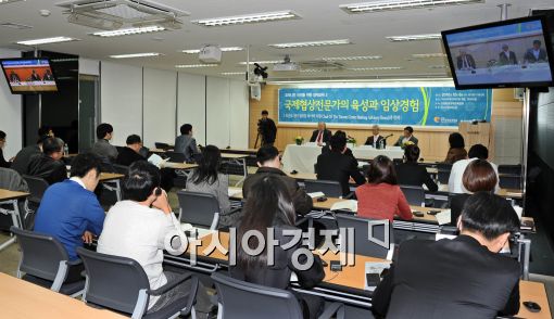 8일 오후 서울 중구 초동 아시아미디어타워에서 윌리엄 라이벡 토론토센터 의장과 최용식 21세기경제학연구소장, 법무법인 두우&이우 정진우 변호사가 오피니언 리더들의 국제협상력 제고를 위한 좌담회에서 '새로운 창조를 위한 협상력 강화'를 주제로 토론을 벌이고 있다./이재문기자moon@