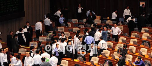 [포토] 퇴장하는 야당 의원들