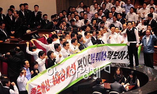 [포토] 본회의장에서 구호 외치는 야당의원들