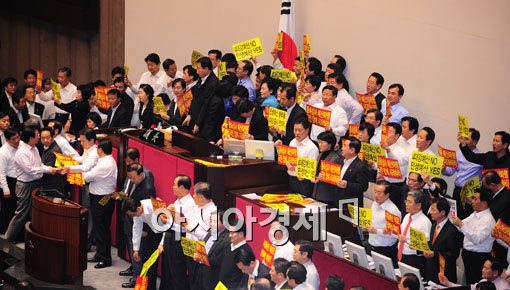 [포토] 본회의장에서 구호 외치는 야당의원들