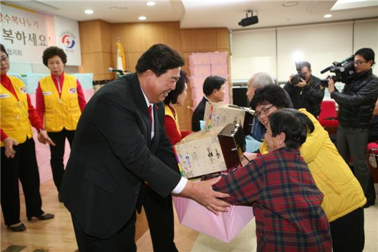 영등포구, 무의탁 어르신에 장수복 전달 