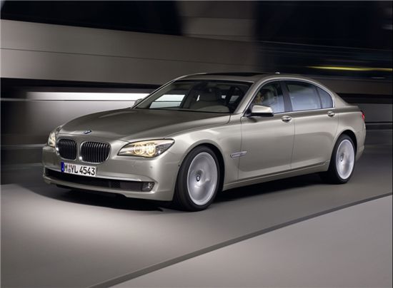 BMW가 2011년형 뉴 7시리즈 차종을 한국 시장에 출시한다. 운전자 편의성을 높이면서도 가격은 기존 수준을 유지했다.