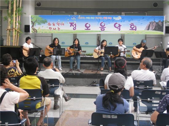 화요정오음악회 회원들이 구민들에게 음악을 들려주고 있다.