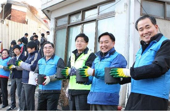 주택금융公, 사랑의 연탄 전달식 